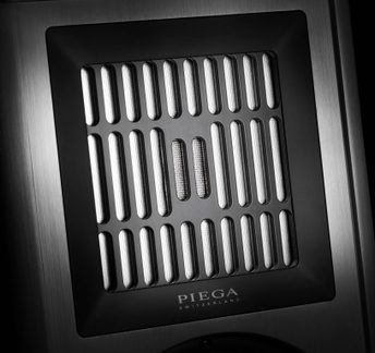 Hi-fi-højttaler Piega close-up af rektangulær bånddiskant med sort gitter på sølvfarvet børstet aluminiumsfront