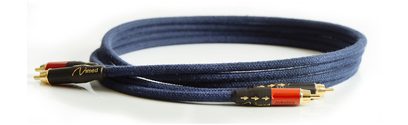 Audio kabel RCA Nimed RCA PRO B 1,5M tmavě modrý opletený, pozlacené RCA konektory, pohled shora na bílém pozadí