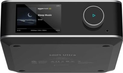 Omrežni avdio predvajalnik WiiM Ultra srebrne barve z zaslonom, ki prikazuje "Sleep Music", okrogel gumb s svetlečim trikotnikom, pogled iz spodnjega kota