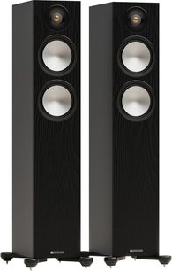 Paristo Monitor Audio Bronze 300 7G musta, jossa teksturoitu puukotelo, etupaneeli pyöreällä mustalla verkolla peitettyllä korkeataajuuskaiuttimella ja kahdella hopeanvärisellä alumiinikartioisella bassokaiuttimella, edestäpäin kuvattuna