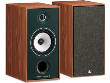 Paar Triangle Borea BR04 boekenplankspeakers groen, rechthoekige kast in bruin houtfineer met donkergroene voorkant, driekwartaanzicht waarbij de ene speaker een zwarte tweeter, een witte woofer en een ronde basreflexpoort toont, terwijl de andere is voorzien van een donkergrijs stoffen frontpaneel