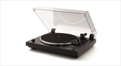 Tocadiscos de vinilo Thorens TD 190-1 negro, con tapa transparente abierta, brazo de lectura con cápsula, vista en tres cuartos desde la parte delantera derecha