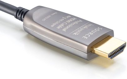 Inakustik HDMI-kabel "Optisk HDMI 2.1 pro-kabel 15 m" i metallisk grå, forgyldt stik, nærbillede af den ene ende set ovenfra