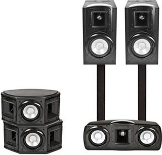 Pět černých reproduktorů Klipsch různých velikostí, dvě velké sloupové a tři menší, s viditelnými reproduktory