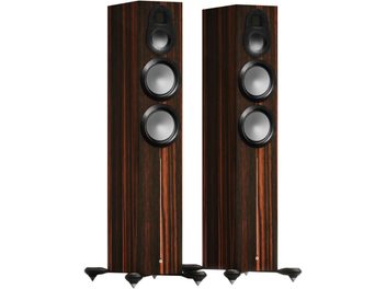 Sloupové reproduktory Monitor Audio Gold 300 6G macassar, pohled zepředu, 2 reproduktory, tmavé dřevěné provedení, černé podstavce