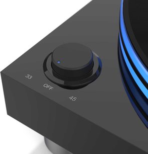 Hi-fi pladespiller Reloop TURN 7 i sort lak set fra 3/4 bagfra, oplyste blå kontrolknapper