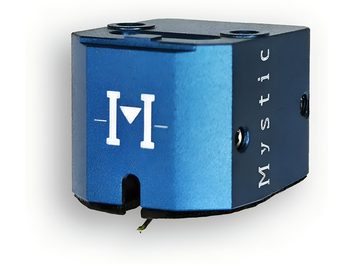 Vertere Acoustics Mystic II pickup i blå anodiseret aluminium, set fra trekvart forfra, kubeformet kabinet med hvidt stiliseret logo på fronten, indgraveringen "Mystic" i hvid på højre side, to gevindhuller på toppen og synlig nål nederst