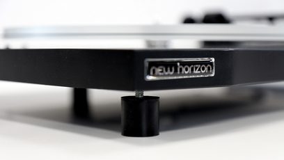 New Horizon 121 sort pladespiller set fra siden, tonarm med modvægt, metalskilt på siden