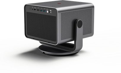 Harmaa Leica Cine Play 1 -projektori kääntyvässä telineessä, takanäkymä rei’itetyllä ritilällä ja näkyvillä olevilla HDMI- ja USB-porteilla