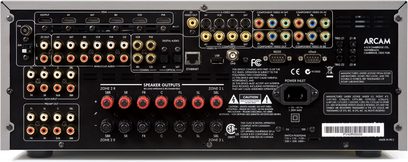 Arcam FMJ AVR400 sort hjemmebiografsforstærker, set forfra, med tilslutninger og betjeningsknapper på forsiden, digitalt display