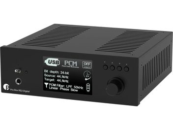 Must Pro-Ject Pre Box RS2 Digital stereoeelvõimendi, vaade eest nurga alt, ekraan ja suur nupp esipaneelil