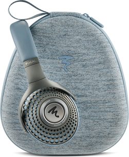 Слушалки с затворен дизайн Focal AZURYS с кръгли алуминиеви перфорирани тапи, поставени върху синьо транспортиращо калъфче