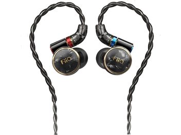 Vista frontale degli auricolari in-ear FiiO FD3 pro in metallo nero, faceplate marmorizzata grigio antracite circondata da un anello dorato, cavo intrecciato nero con indicatori rosso e blu