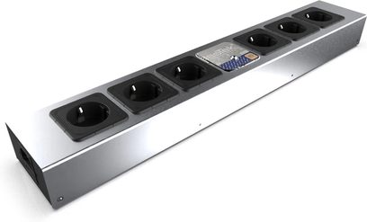IsoTek EVO3 Polaris multistikdåse med 6 stik, set oppefra i børstet aluminium med kontakt og blå indikatorlampe