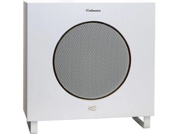 Subwoofer Cabasse Lipari 21 bílý, pohled zepředu, černá mřížka s hexagonálním vzorem na bílém krychlovém subwooferu