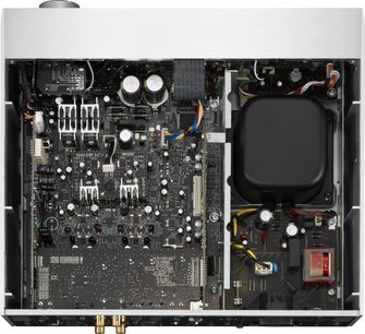 Computerbundkort set oppefra, med synlige elektroniske komponenter såsom processor, stik og flerfarvede kabler