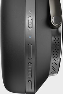 Bowers & Wilkins Px8 trådløse hovedtelefoner i sort set fra siden, kontrolknapper, USB-C-port, perforeret gitter