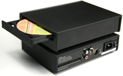 Perreaux Silhouette SXCD sort CD-afspiller, set forfra i et nedadgående perspektiv, med den åbne CD-bakke indeholdende en kompaktdisk