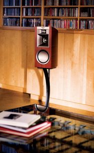 Klipsch P-17B Merlot bogreolhøjttaler, set forfra, placeret på træhylde med bøger i baggrunden