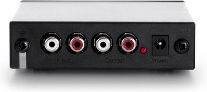 Preamplificatore fonico Rega Mini Fono A2D nero, lato posteriore, connettori RCA ingresso/uscita, porta USB, interruttore di alimentazione