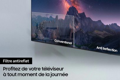 Samsung QE85QN95B 2022 fladskærms-TV, der viser et bjerglandskab med klippetinder og en rosa-violet stjernenat