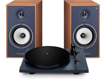 Kahverengi damarlı kaplamalı, mavi ön panelli ve beyaz hoparlör sürücülü iki hoparlörle birlikte koyu mavi Triangle pikap
