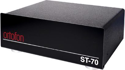 Трансформатор за грамофонна плоча Ortofon ST-70, перспективен изглед, правоъгълно черно тяло, кръгли сребристи крачета