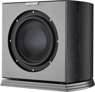 Subwoofer AudioVector RSUB Arreté černý, dřevěná skříň s viditelným dýhováním a matným čelem, velký kruhový viditelný reproduktor se šesti šrouby a profilovanou základnou, zobrazený v předním tříčtvrtečním pohledu