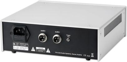 Sursă de alimentare externă Pro-Ject Power Box DS2 AMP argintie, vedere din spate cu priză de rețea, ieșiri 2x48V și trigger out