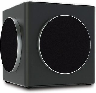 Subwoofer Sira L-1, vista angolare, cabinet cubico scuro, 2 griglie circolari nere incorniciate da bordi metallici