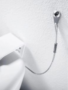 Biały, ścienny kabel zabezpieczający do zewnętrznego głośnika Canton PRO X.3, zbliżenie na stalowe mocowanie