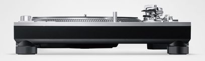 Hi-fi gramofon Technics SL-1200GEG-S stříbrný, pohled zepředu, talíř, raménko, ovládací prvky, izolováno na bílém pozadí