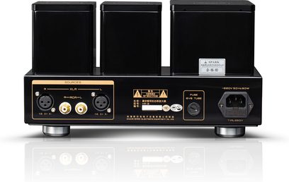 Preamplificador de auriculares de alta fidelidad Cayin HA-3A negro de metal, vista trasera mostrando tres cajas de transformadores rectangulares, conectores XLR y RCA dorados, fusible, toma de corriente IEC y pies cilíndricos plateados