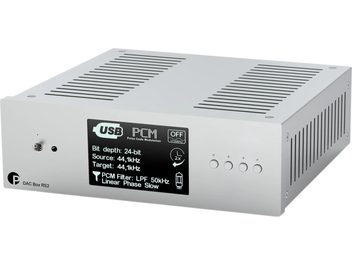 Audio-DAC-konverter Pro-Ject DAC Box RS2 sølv med display på fronten og fire knapper set i trekvartperspektiv