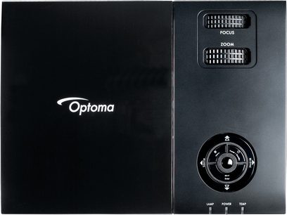 Optoma EP763 sort videoprojektor, set forfra, med logo, fokus- og zoomkontrolknapper, indikatorlampe og justeringshjul