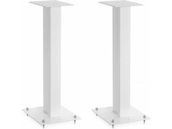 Twee witte Triangle S02 luidsprekerstandaards, van metaal, strak design, vierkant, op een witte achtergrond