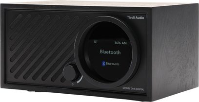Rádio Tivoli Model One Digital černé, dřevěné šasi, kruhový displej Bluetooth, tlačítko, diagonální mřížka, pohled zepředu zprava v úhlu 3/4