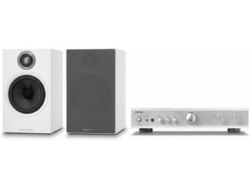 Sølvfarget Rotel A11MKII integrert forsterker med hvite Bowers & Wilkins bokhyllehøyttalere, sett forfra