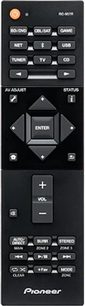 Sort Pioneer VSX-933 fjernbetjening med grå og hvide knapper, LCD-skærm, set forfra