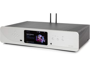 Atoll ST300 Signature srebrni omrežni avdio predvajalnik, sprednji pogled, zaslon prikazuje pevko pri mikrofonu, dve Wi-Fi anteni
