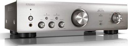 Denon PMA-600NE sølvfarvet stereo hi-fi-forstærker, set forfra, sølvfarvet front med sorte knapper og justeringsdrejeknopper