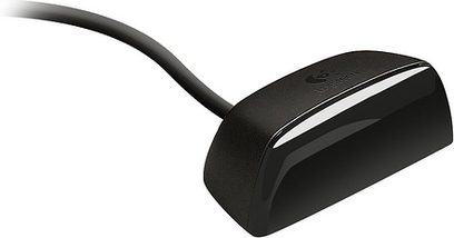 Svetleč črn ohišje Logitech IR Extender System, podolgovata zaobljena oblika, srebrn trak na vrhu, pogled iz treh četrtin