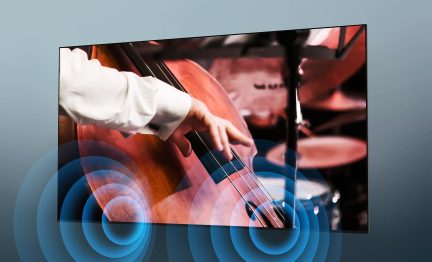 Televizor s plochou obrazovkou z pohledu ze tří čtvrtin, s ultra tenkým černým kovovým rámem a skleněným povrchem zobrazujícím hudební scénu s překrývajícími se modrými kruhovými zvukovými vlnami