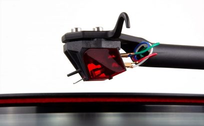 Cápsula para tocadiscos de vinilo Rega Ania Pro MC, vista de perfil, brazo negro, cápsula roja con punta de lectura verde