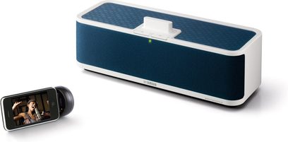 Diffusore multimediale Yamaha PDX-50 blu scuro e bianco, visto di fronte e di lato, con smartphone nero su piedistallo