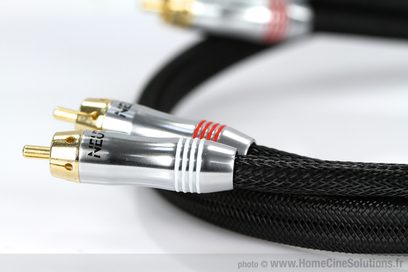 Neutrino Modulation MK1 RCA-lydkabel (1 m), guldbelagte stik, sort flettet kappe, på hvid baggrund