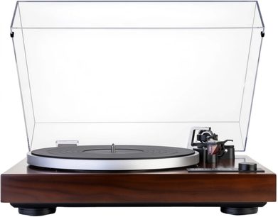Hi-fi pladespiller Dual CS 518 WN i valnøddetræ med sølvfarvet metalpladetallerken, opklappeligt gennemsigtigt støvlåg og sort tonearm til højre, set forfra