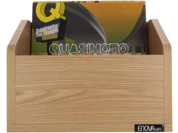 Açık renkli ahşap mobilya, ön planda "Quasimoto The Unseen" logolu bir vinil bulunan açık bölmeyle birlikte