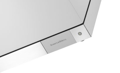 Witte satijnen Bowers & Wilkins DB3D subwoofer, gedetailleerde hoekweergave, modelinscriptie op de zijkant