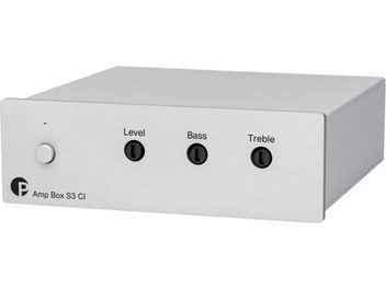 Усилвател с висока верност Pro-Ject Amp Box S3 CI сребрист, преден изглед, сребрист бутон вляво, 3 черни бутона